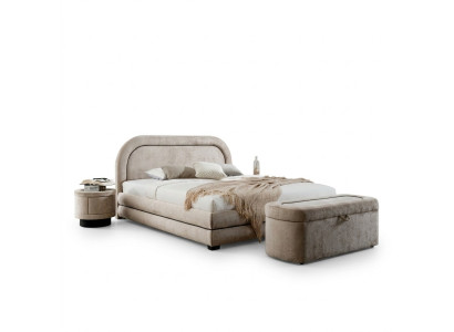 Conjunto de dormitorio exclusivo en beige con cama doble, cabecero acolchado y mesitas de noche.