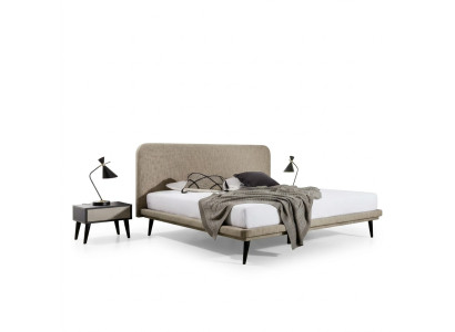 Muebles de dormitorio de diseño en tela marrón noble, cama de madera con 2 mesitas de noche.