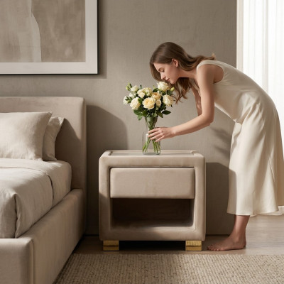 Mesita de noche cuadrada beige de diseñador con marco de madera. Muebles modernos nuevos.