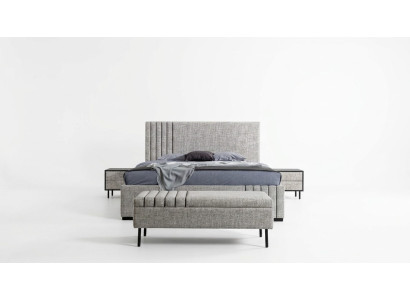 Muebles de dormitorio gris claro con diseño de cama de tela de diseñador, 2 mesitas de noche y un banco.