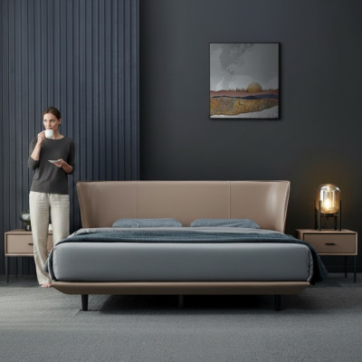 Cama doble de dormitorio en piel sintética beige, marco de madera de diseñador.