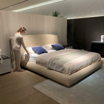 Cama doble moderna beige, cama de diseñador, muebles de dormitorio, estructura de madera.