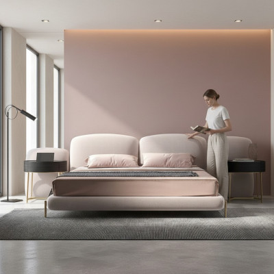 Gran dormitorio beige con cama doble y cabecero de tela de diseñador ancho.