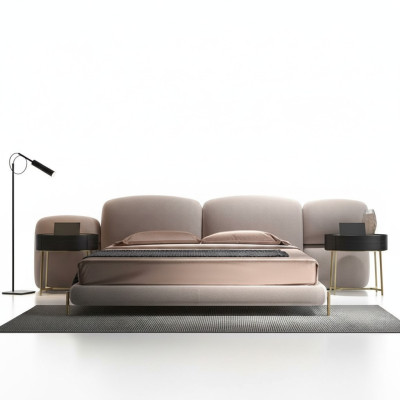 Gran dormitorio beige con cama doble y cabecero de tela de diseñador ancho.