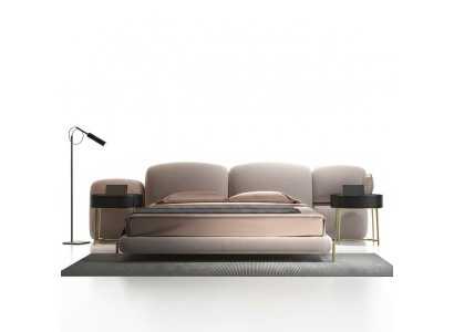 Gran dormitorio beige con cama doble y cabecero de tela de diseñador ancho.