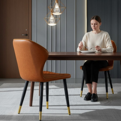 Silla de comedor marrón moderna de diseñador de una plaza con respaldo.
