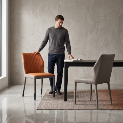 Sillas de comedor de lujo de un solo asiento de madera con estampado de tela marrón.