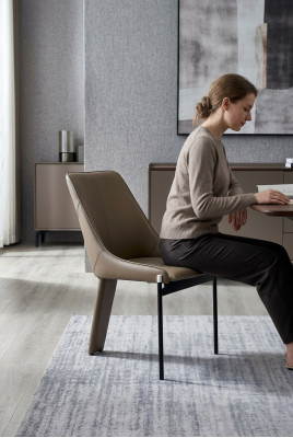 Silla de cuero sintético marrón, moderno, de una plaza, silla acolchada con estructura de madera.