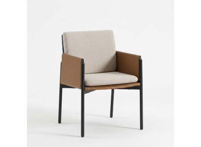 Silla con apoyabrazos de color blanco-beige, sillas de diseño, tapizados, muebles modernos.