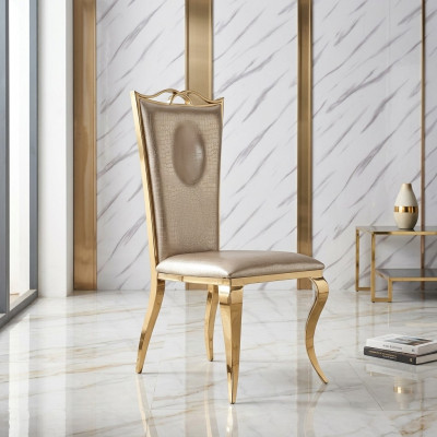 Silla de comedor beige individual moderna de piel sintética con estructura de acero inoxidable.