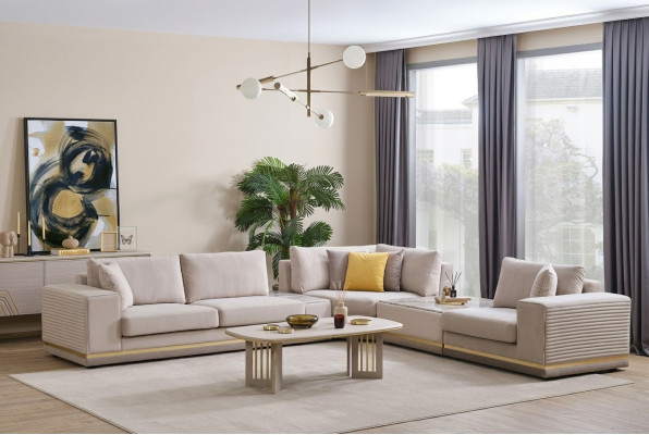 Sofá esquinero moderno en forma de L de textil color beige claro para sala de estar.