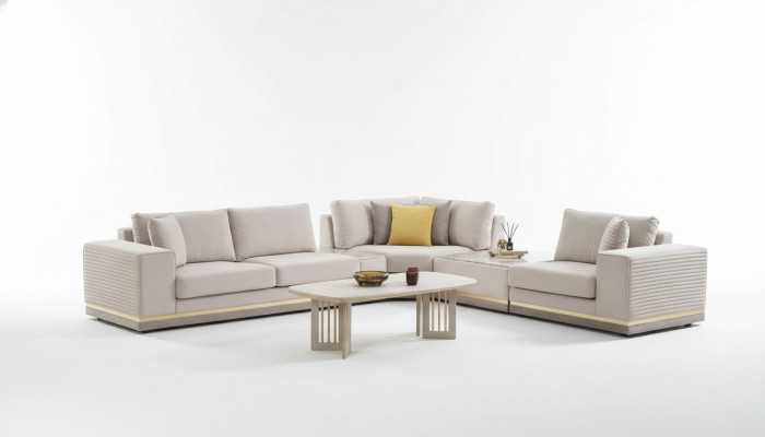 Sofá esquinero moderno en forma de L de textil color beige claro para sala de estar.