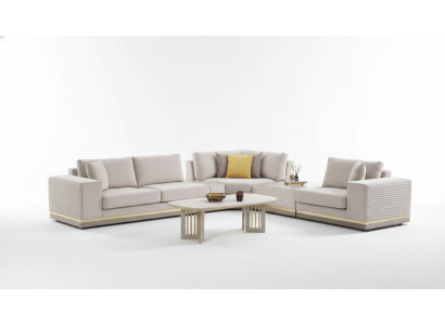 Sofá esquinero moderno en forma de L de textil color beige claro para sala de estar.