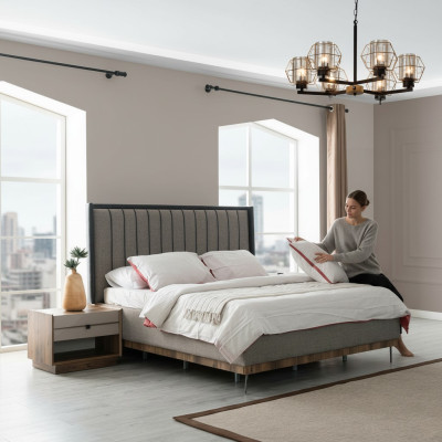 Juego de dormitorio gris de lujo con cama, 2 mesitas de noche y elegante conjunto.