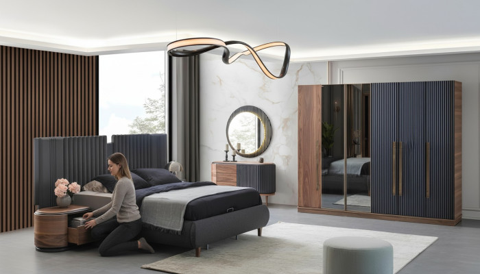 Juego de dormitorio negro y beige con cama doble de diseñador y 2 mesitas de noche.