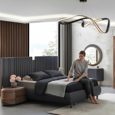 Conjunto de dormitorio gris moderno: cama textil de madera, mesitas de noche, cómoda.