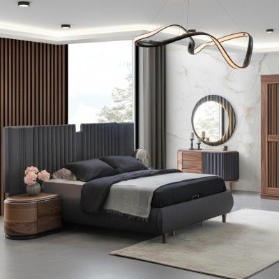 Conjunto de dormitorio gris moderno: cama textil de madera, mesitas de noche, cómoda.