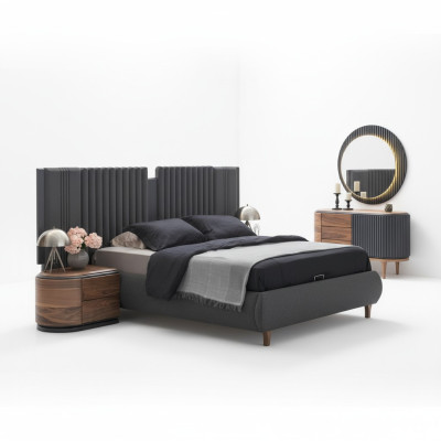 Conjunto de dormitorio gris moderno: cama textil de madera, mesitas de noche, cómoda.