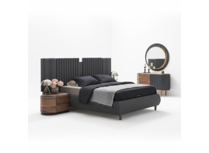 Conjunto de dormitorio gris moderno: cama textil de madera, mesitas de noche, cómoda.