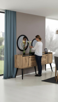 Juego de muebles de comedor de diseñador de madera marrón claro con aparador de vidrio y espejo.