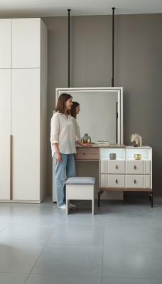 Mesa de tocador blanca con espejo de vidrio, taburete lujoso y muebles modernos.