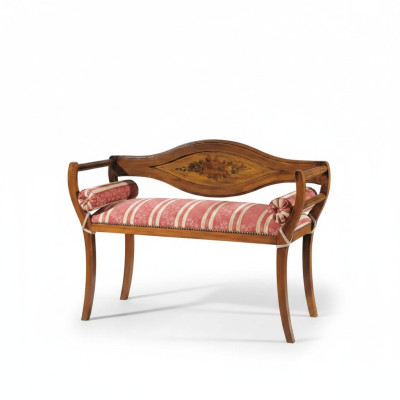 Elegante banco hecho a mano con respaldo decorativo.