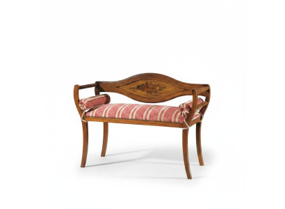 Elegante banco hecho a mano con respaldo decorativo.
