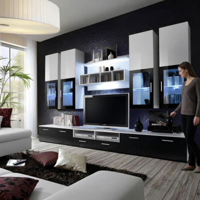 Diseño moderno de pared de madera con estantes para TV completamente equipados.