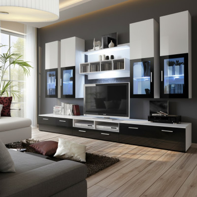 Diseño moderno de pared de madera con estantes para TV completamente equipados.