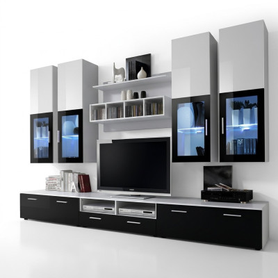 Diseño moderno de pared de madera con estantes para TV completamente equipados.