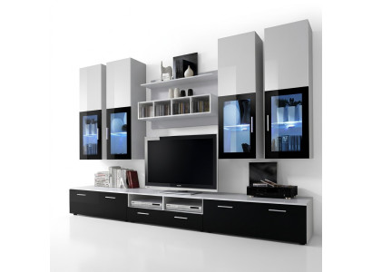 Diseño moderno de pared de madera con estantes para TV completamente equipados.