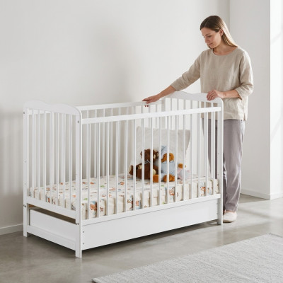 Camas para niños de diseño moderno, camas blancas, habitación infantil recién amueblada.