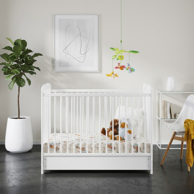Camas para niños de diseño moderno, camas blancas, habitación infantil recién amueblada.