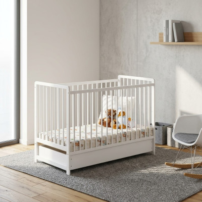 Diseño de muebles de lujo en madera para una cuna moderna en el dormitorio de los niños.