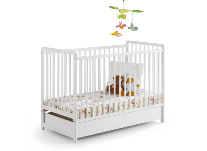 Diseño de muebles de lujo en madera para una cuna moderna en el dormitorio de los niños.