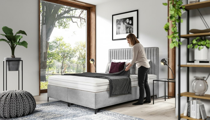 Cama de lujo moderna de diseño nuevo para dormitorio tapizada en madera.