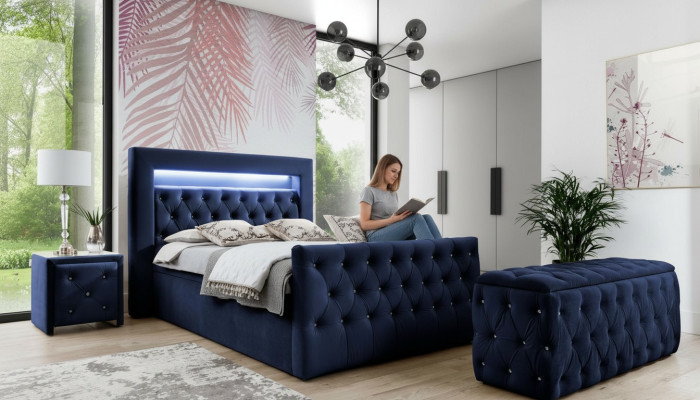 Muebles de dormitorio Chesterfield azul oscuro con cama doble LED y mesitas de noche.