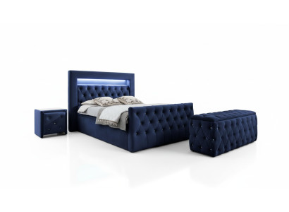 Muebles de dormitorio Chesterfield azul oscuro con cama doble LED y mesitas de noche.