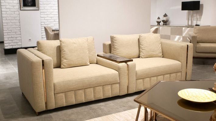 Sofá de salón moderno de dos plazas en textil beige, muebles tapizados de diseño de decoración.