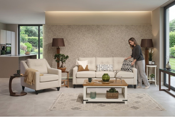 Diseño del juego de sofás para la sala de estar con sofá de tres plazas de estilo moderno y butacas.