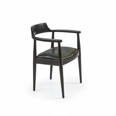 Diseño de silla de comedor con reposabrazos. Nuevo asiento de muebles. Silla de madera negra.