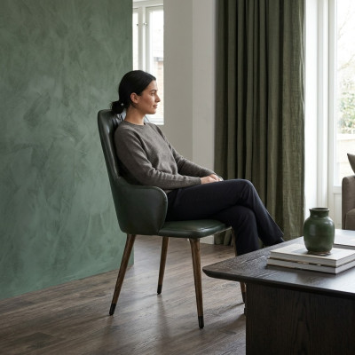 Silla con apoyabrazos moderna de lujo, silla con apoyabrazos de diseñador con asiento tapizado.
