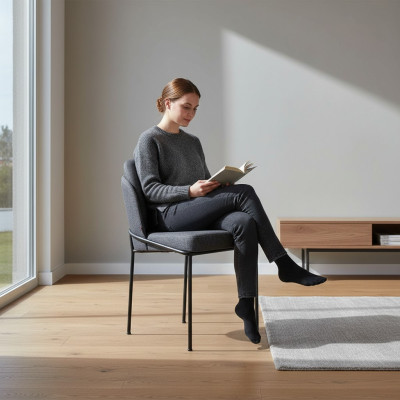 Silla de comedor de lujo en gris con tela tapizada. Muebles de diseñador nuevos.