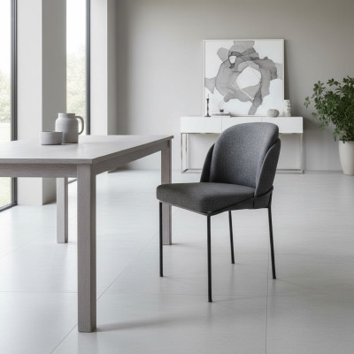 Silla de comedor de lujo en gris con tela tapizada. Muebles de diseñador nuevos.