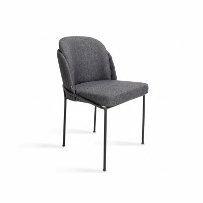 Silla de comedor de lujo en gris con tela tapizada. Muebles de diseñador nuevos.