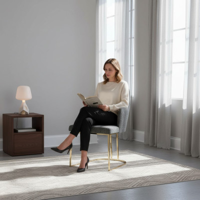 Silla de lujo con brazos, diseñada de forma moderna y nueva.