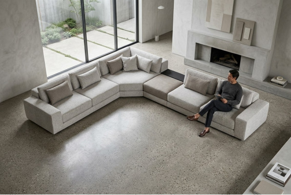 Sofá de esquina gris en forma de L, salón, muebles de tela de madera.
