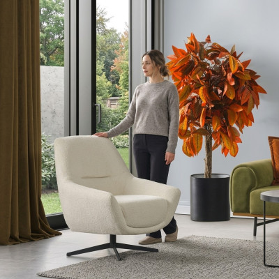 Sillon de lujo beige giratorio con estilo de sala de estar, tapizado en tela de salón tipo club.