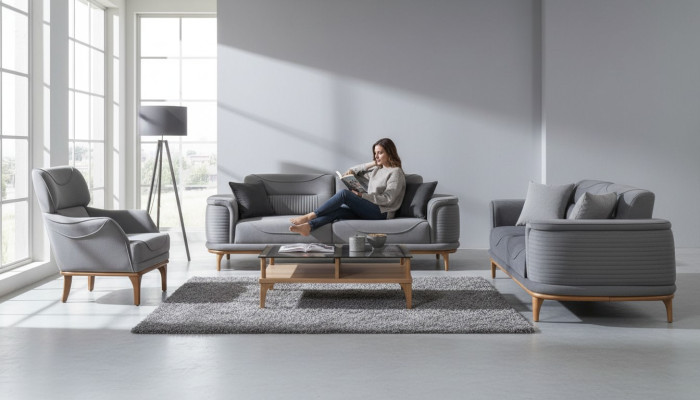 Lujo sala de estar tapizada en gris: Dos sofás de tres plazas y sillón nuevo.