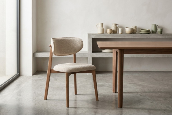 Silla de comedor elegante y confortable en beige de madera de calidad exclusiva.